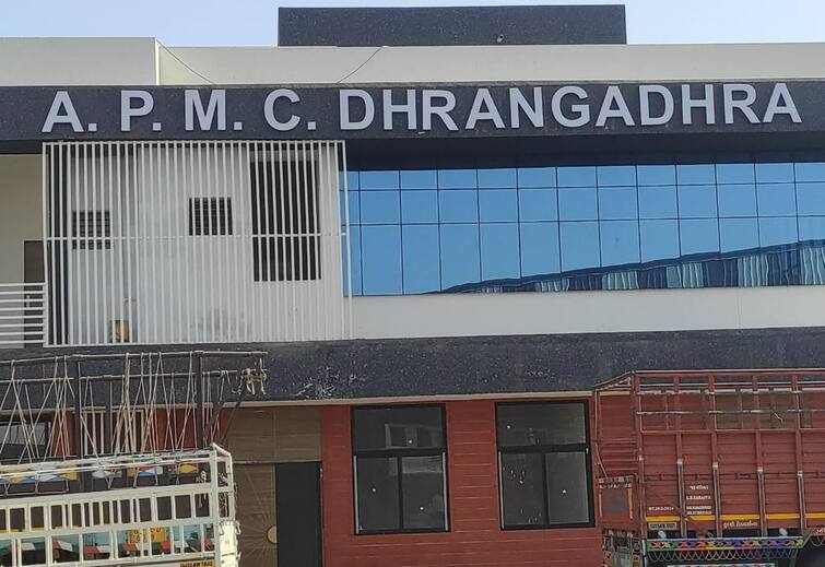 6 people caught gambling at Dhrangadhra APMC Surendranagar: આ APMCમાં ભાજપના નેતાઓ જુગાર રમતા ઝડપાતા પોલીસ સ્ટેશને ટોળેટોળા ઉમટ્યાં