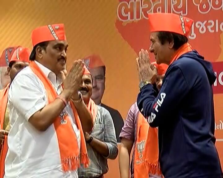 ગાંધીનગરઃ વિધાનસભા ચૂંટણી 2022 અગાઉ ભારતીય જનતા પાર્ટીમાં ભરતી મેળો યથાવત છે. ત્યારે આજે જાણીતા દિગ્ગજ ગઝલ ગાયક મનહર ઉધાસ ભાજપમાં જોડાયા છે.