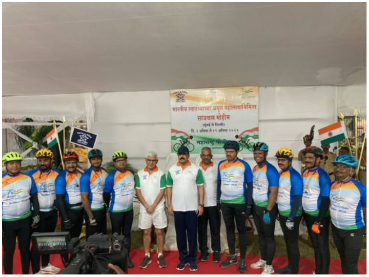 9 Maharashtra Police personnel leave for Delhi by bicycle, will celebrate the Amrit Festival of Independence by completing the journey in 12 days ANN साइकिल से दिल्ली के लिए रवाना Maharashtra Police के 9 जवान, 12 दिन में यात्रा पूरी कर मनाएंगे आज़ादी के अमृत महोत्सव