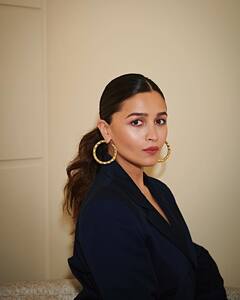 Alia Bhatt Pics: ब्लैक ब्लेजर, रिप्ड जींस पहने क्लासी लुक में दिखीं आलिया भट्ट, चेहरे पर दिखा प्रेग्नेंसी ग्लो