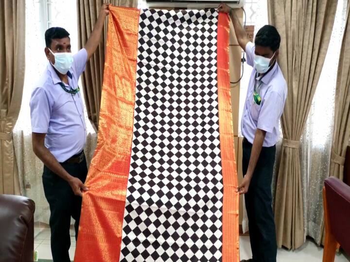 Kanchipuram silk saree Weaver awareness  Black and white color matching chess board silk saree காஞ்சிபுரம் : பட்டு சேலையில் நேர்த்தியாக செஸ் போர்டு..  காண்பவர்களை கவரும் புடவை.. இதுதான் சுவராஸ்யம்..