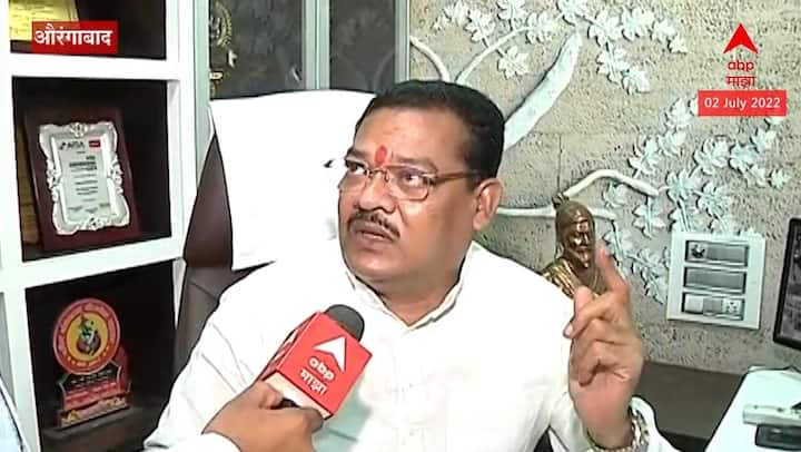 जे लोकं रोजच आम्हाला गद्दार, बंडखोर म्हणतात त्यांचे फोटो कसे लावणार?,असे शिरसाट म्हणाले आहे.