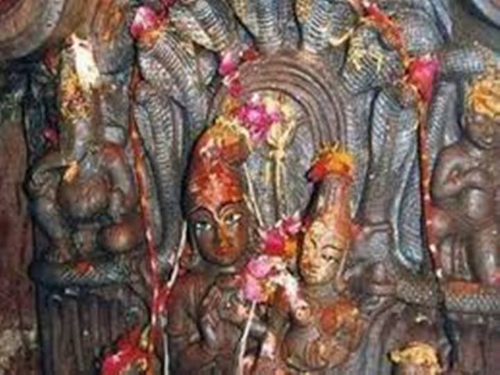 इस मंदिर को लेकर भक्तों में बड़ी मान्यता है. पौराणिक कथाओं की मानें तो यहां पर तक्षक नाग ने भगवान शिव की घोर तपस्या की थी और अमरता हासिल की थी. तभी से वो यहां पर भगवान शिव और पार्वती तक्षक नाग की छाया में रहते हैं.