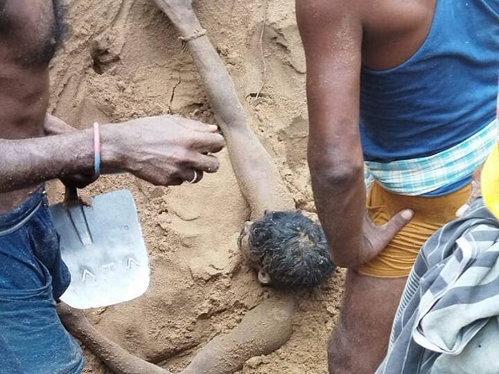 thanjavur: worker  went inside sand during construction of drainage rescued தஞ்சாவூர்: 15 அடி ஆழத்தில் மண்ணில் புதைந்த தொழிலாளி உயிருடன் மீட்பு - தீயணைப்பு வீரர்களுக்கு பாராட்டு