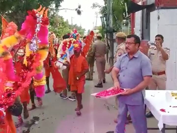 Shahjahanpur News Jail officials are also welcoming the kanwariyas by giving them flowers ANN Kanwar Yatra 2022: शाहजहांपुर में जेल अधिकारी भी कर रहे हैं कांवड़ियों पर पुष्प वर्षा, जलपान और फल देकर किया स्वागत