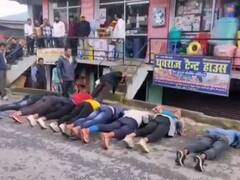 Champawat News: गलती की ऐसी सजा! पहले कान पकड़ कर कराई उठक बैठक, फिर सड़क पर रगड़वाई नाक