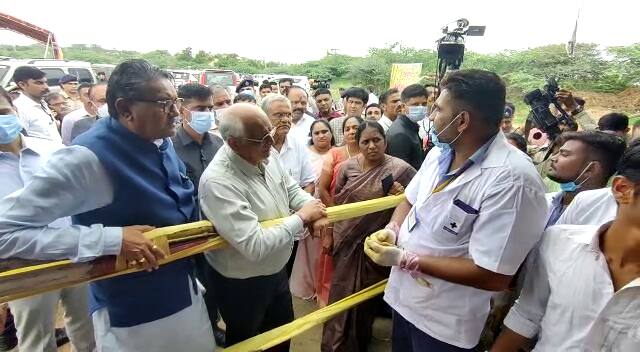 Lumpy Virus : CM Bhupendra Patel and Minister Raghavji Patel visit Kutch lumpy virus isolation ward Lumpy Virus : મુખ્યમંત્રી ભૂપેન્દ્ર પટેલે ભૂજના આઇસોલેશન વોર્ડની લીધી મુલાકાત