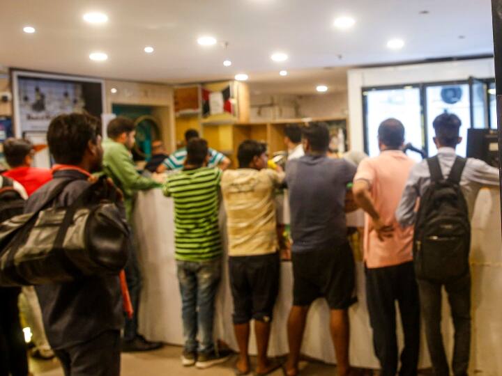 Delhi Excise Policy: कंफ्यूजन बनी वजह? दिल्ली में खुली शराब की दुकानें लेकिन नहीं दिखी लोगों की भीड़ Liquor shops opened in Delhi on Tuesday but customers remained absent Delhi Excise Policy: कंफ्यूजन बनी वजह? दिल्ली में खुली शराब की दुकानें लेकिन नहीं दिखी लोगों की भीड़