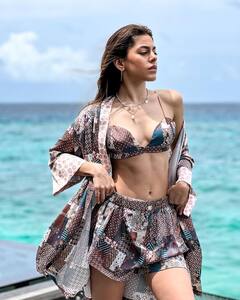 Alaya Furniturewala Photos: मालदीव से पूजा बेदी की बेटी ने शेयर की ऐसी बिंदास तस्‍वीरें, फैंस को दिखी टोंड बॉडी