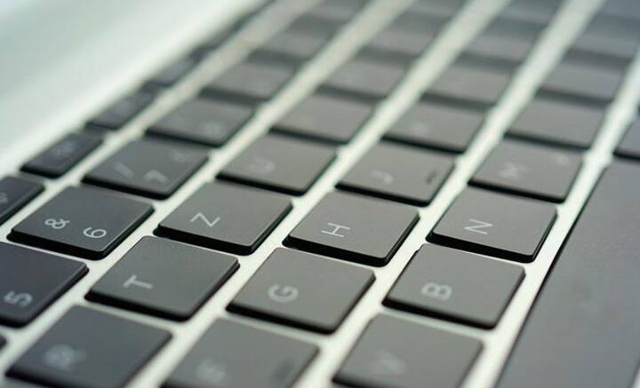 কিবোর্ড পরিষ্কার করতে বেবি ওয়াইপস বা ওয়েট টিস্যু ব্যবহার করতে পারেন। তবে খেয়াল রাখবেন, তরল চুঁইয়ে যেন খাঁজে না ঢুকে যায়।