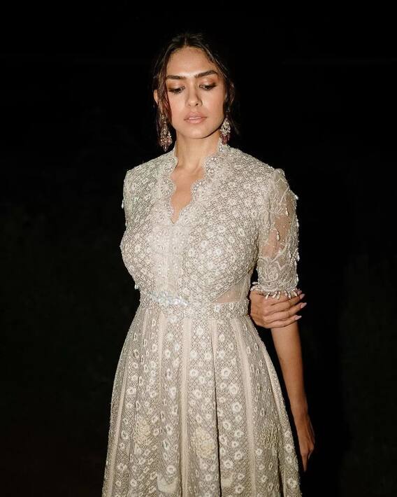 अभिनेत्री मृणाल ठाकूरचा ग्लॅमरस अंदाज