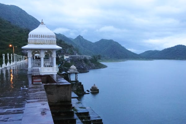 बताया जाता है कि झील का नाम पहले महाराजा राज सिंह की मां जन देवी के नाम पर रखा गया था. लेकिन बाद में इसे बारी का तालाब कहा जाने लगा. फिर बड़ी गांव के नाम पर इसे बड़ी झील कहा जाने लगा.