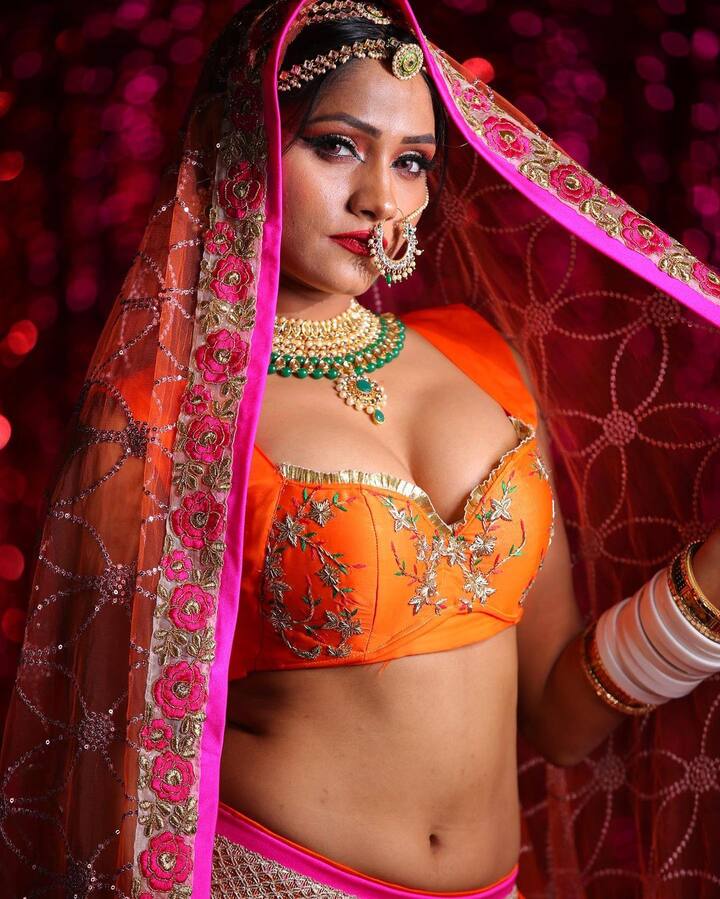 हर वक्त बोल्ड लुक में नजर आने वाली श्वेता शर्मा इस बार ट्रेडिशनल लुक में नजर आई हैं.