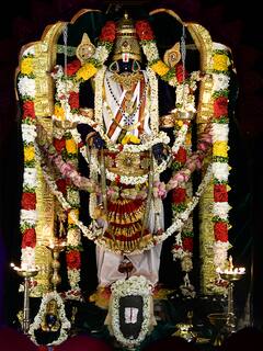 Lord Shiva Photos: कहीं चॉकलेट तो कहीं मसालों से किया गया भगवान शिव का श्रृंगार, देखें महादेव की मन मोह लेने वाली तस्वीरें