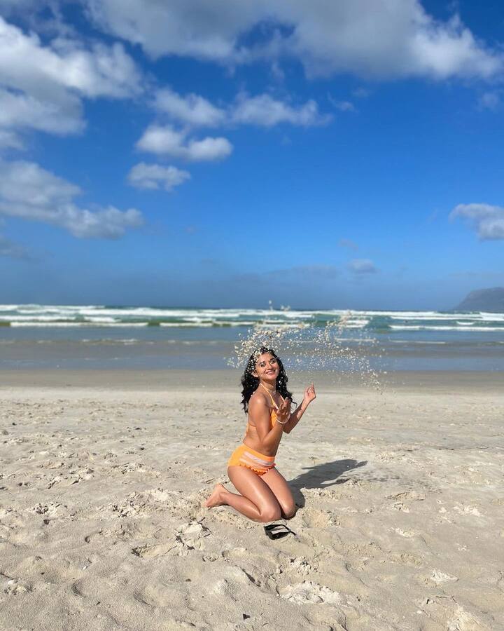 इन दिनों अभिनेत्री 'खतरों के खिलाड़ी 12' (KKK 12) को लेकर साउथ अफ्रीका में बिजी चल रही हैं. रोहित शेट्टी के इस शो में एक्ट्रेस धमाल मचा रही हैं.