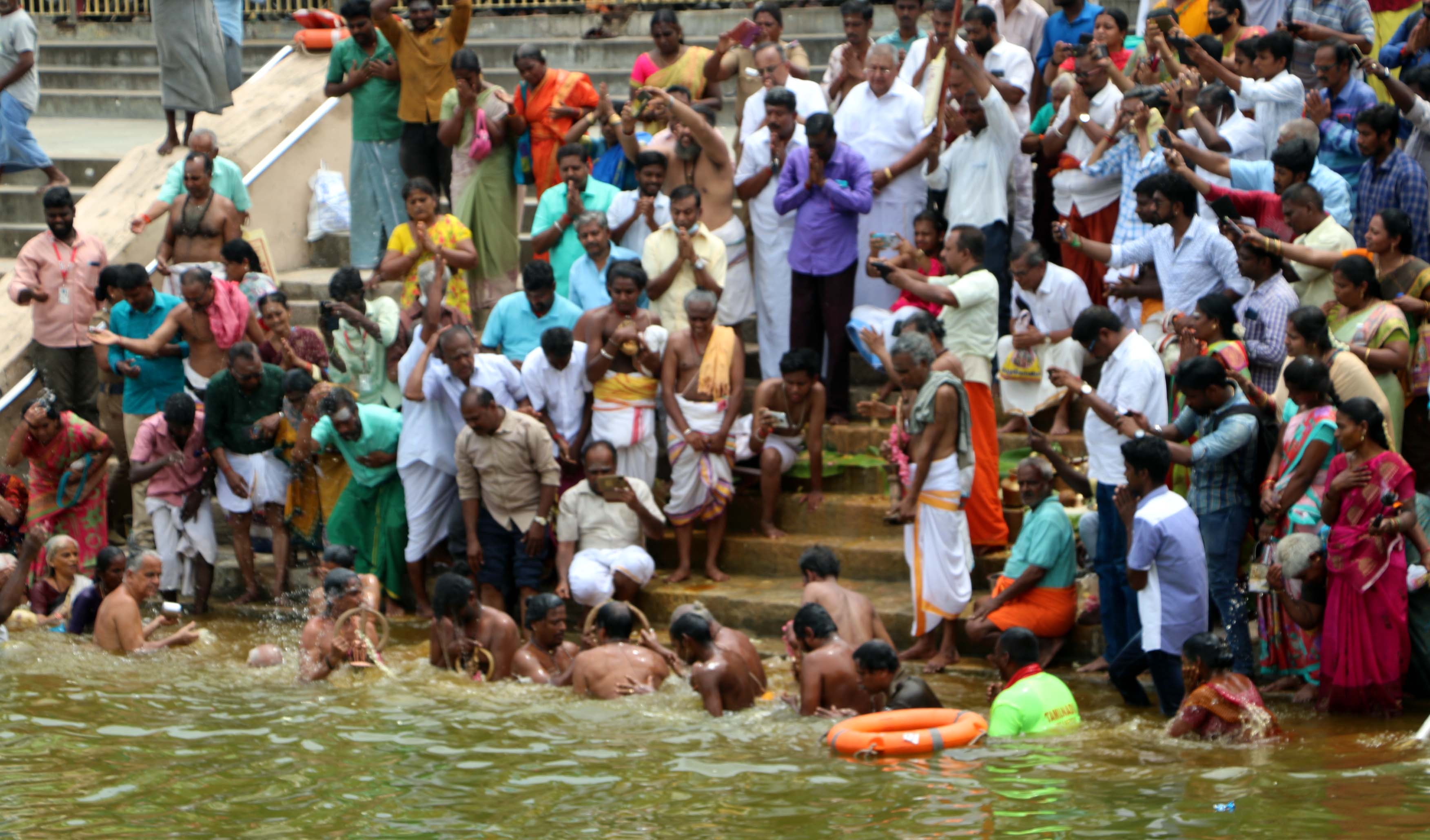 ஆடிபூரத்தையொட்டி கும்பகோணத்தில் அஸ்திரத் தேவர்கள் தீர்த்தவாரி - திரளான பக்தர்கள் பங்கேற்பு