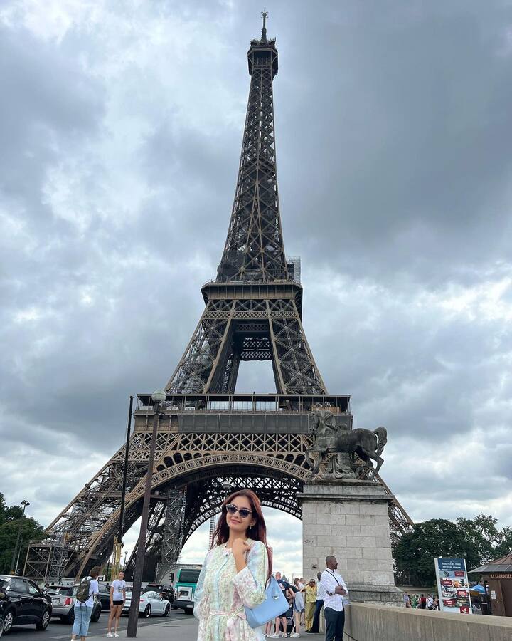अनुष्का सेन इन दिनों पेरिस में हैं. हाल ही में वो एफिल टावर घुमने गईं, जहां से उन्होंने कई खूबसूरत तस्वीरें भी शेयर कीं.