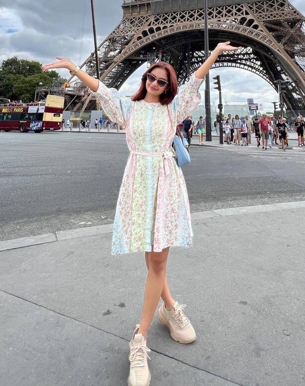 तस्वीरों में अनुष्का सेन की स्माइल देख पता चल रहा है कि वो एफिल टावर जाकर कितनी खुश हैं. हर तस्वीर में वो काफी खुश दिख रही हैं.