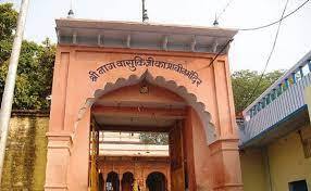 Nag Panchami Sawan 2022: पूरे देश में आज नाग पंचमी (Nag Panchami) का त्योहार मनाया जा रहा है. इस दिन पर हिंदू धर्म में नागों की पूजा की जाती है. यूं तो देश में कई नाग देवताओं के प्रसिद्ध मंदिर हैं लेकिन प्रयागराज में दारागंज (Daraganj) के नागवासुकि मंदिर (Nagvasuki Temple) की महिमा सबसे निराली है. यहां पर नाग पंचमी के दिन भक्तों का तांता लगा रहता है. चलिए बताते हैं आपको मंदिर से जुड़ी कुछ रोचक बातें......