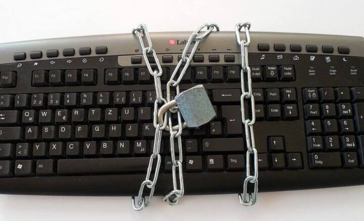 কিবোর্ড পরিষ্কার করতে আগে কম্পিউটার বন্ধ করুন। পারলে কিবোর্ডের সংযোগও বিচ্ছিন্ন করুন। তার পর ঝাড়ুন। শুকনো করে মুছে তবেই ফের সংযুক্ত করুন।