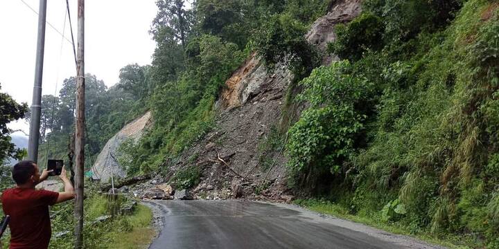 এই সময় পর্যটকের ভিড় কম হলেও এলাকার মানুষকে নিত্য প্রয়োজনে এই রাস্তা ব্যবহার করতেই হয়। তবে কিছু পর্যটকও রয়েছেন। পাহাড়ে বর্ষার শোভাই আলাদা।