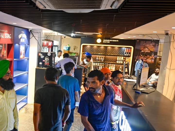 Delhi Excise Policy: दिल्ली के छह जोन में शराब की दुकानें जल्द खुलने की उम्मीद कम, जानें- वजह Delhi liquor shops reopened but licenses were returned in six zones Delhi Excise Policy: दिल्ली के छह जोन में शराब की दुकानें जल्द खुलने की उम्मीद कम, जानें- वजह