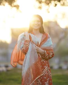 Nimrat Khaira Desi Look: निमरत खैरा ने ऑरेंज सूट में बिखेरे हुस्न के जलवे, सादगी ने जीता फैन्स का दिल