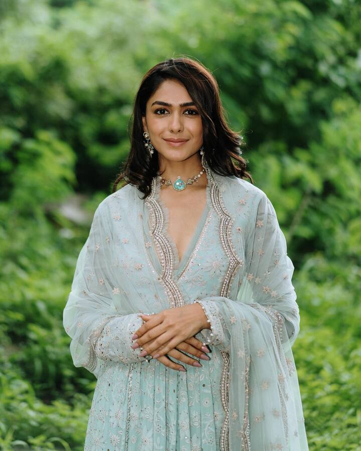 याशिवाय मृणाल ठाकूर दाक्षिणात्य चित्रपटांमध्येही झळकणार आहे. सध्या मृणाल ठाकूर दाक्षिणात्य चित्रपटाच्या चित्रीकरणामध्ये व्यस्त आहे.