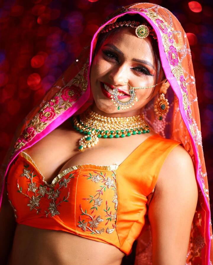 Shweta Sharma Bridal Look: भोजपुरी एक्ट्रेस श्वेता शर्मा (Shweta Sharma) ने हाल ही में सोशल मीडिया पर अपने लेटेस्ट फोटोशूट की कुछ तस्वीरें शेयर की है. जिनमें वो दुल्हन के लिबास में नजर आ रही हैं. एख्ट्रेस का ये लुक देखकर हर किसी ने अपना दिल थाम लिया है. आप भी डालिए तस्वीरों पर एक नजर.....