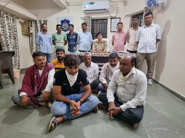 Surendranagar : BJP leaders with 6 persons caught by police from Dhangadhara APMC gambling Surendranagar : ધ્રાંગધ્રા APMCમાંથી ઝડપાયું જુગારધામ, ભાજપના નેતા સહિત 6 જુગારી ઝડપાયા