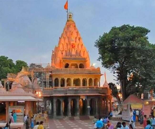 यहां नाग देवता का आशीर्वाद पाने के लिए श्रद्धालु पूजा अर्चना और दर्शन करते हैं. मान्यता है कि यहां दर्शन मात्र से ही कालसर्प दोष का निवारण हो जाता है. नाग चंद्रेश्वर मंदिर में भगवान भोलेनाथ और माता पार्वती की प्रतिमा मौजूद है. ये प्रतिमाएं तक्षक नाग की छाया में रहती हैं.