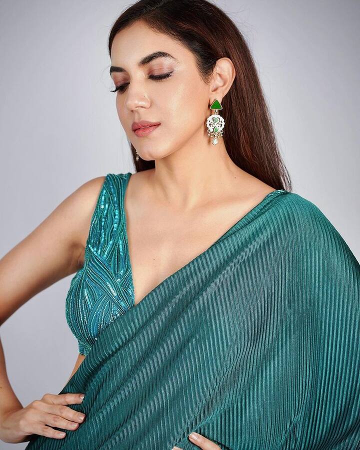 మొదట్లో ఎంతో పద్దతిగా కనిపించే ఈమె.. ఇప్పుడు గ్లామర్ డోస్ పెంచింది. (Photo Courtesy: Ritu Varma Instagram)