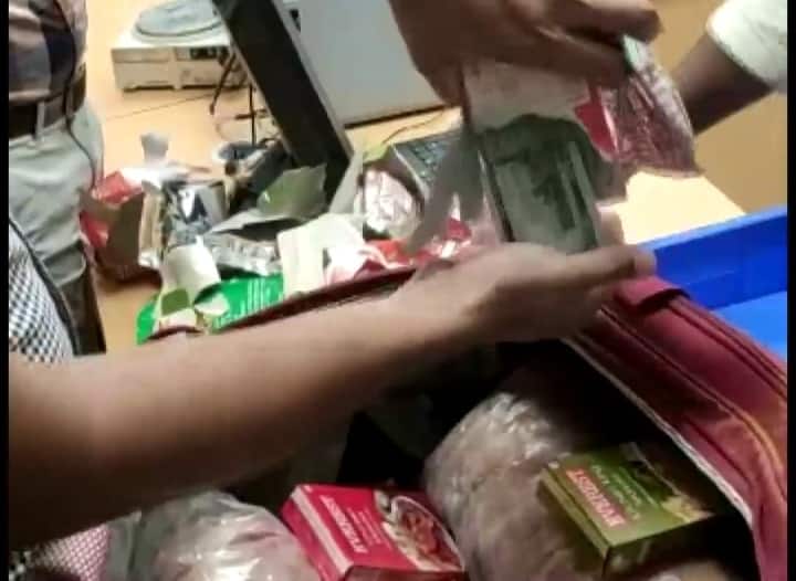 Man With Dollars Worth 15 Lakh Hidden In Papad Packets Caught At Delhi Airport ANN Delhi News: 15 लाख का डॉलर पापड़ के पैकेट में छिपाकर ले जा रहा था शख्स, दिल्ली एयरपोर्ट पर पकड़ा गया