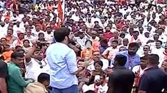 Aaditya Thackeray Gets Flower on Stage : हातात छोटसं फूल,आदित्य ठाकरेंनी थेट मंचावर बोलावलं!