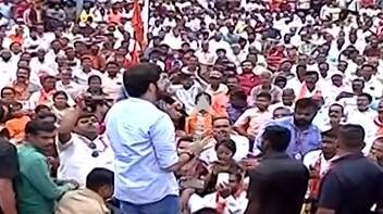 Aaditya Thackeray Gets Flower on Stage : हातात छोटसं फूल,आदित्य ठाकरेंनी थेट मंचावर बोलावलं!