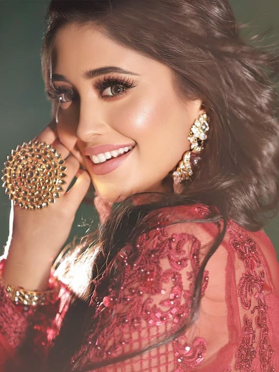 रेड सूट में शिवांगी जोशी लगीं बला की खूबसूरत