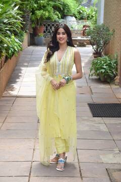 Janhvi Kapoor Photos: 'गुड लक जेरी' के प्रमोशन में जुटीं जान्हवी कपूर, येलो सूट पहन एक्ट्रेस ने गिराईं बिजलियाँ