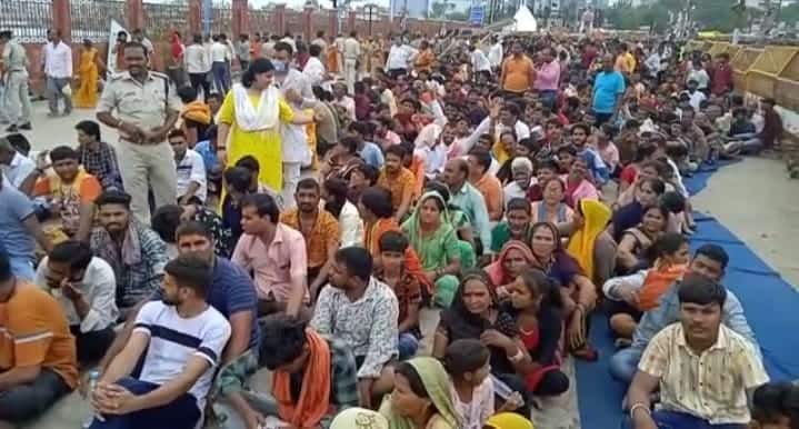 नाग पंचमी के अवसर पर ज्योतिर्लिंग भगवान महाकालेश्वर मंदिर के दूसरे तल पर स्थित नागचंद्रेश्वर महादेव मंदिर को 24 घंटे के लिए खोला जाता है. सोमवार रात 12:00 बजे मंदिर के पट खोल दिए गए थे. मंगलवार शाम 4 बजे तक साढ़े तीन लाख से ज्यादा श्रद्धालुओं ने नागचंद्रेश्वर महादेव का आशीर्वाद ले लिया था.