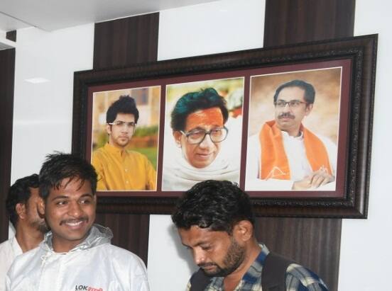 शिरसाट यांनी आपल्या कार्यालयातील उद्धव ठाकरे आणि आदित्य ठाकरे यांचे फोटो काढून टाकले आहे.