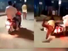 Watch: ਦੂਜੇ ਨੂੰ ਸੁੱਟਣ ਦੀ ਕੋਸ਼ਿਸ਼ 'ਚ ਸਕੂਟੀ ਸਵਾਰ ਖੁਦ ਹੀ ਸੜਕ 'ਤੇ ਫੈਲ ਗਏ! ਲੋਕਾਂ ਨੇ ਕਿਹਾ- 'ਮਾੜੇ ਕੰਮ ਦਾ ਮਾੜਾ ਨਤੀਜਾ'