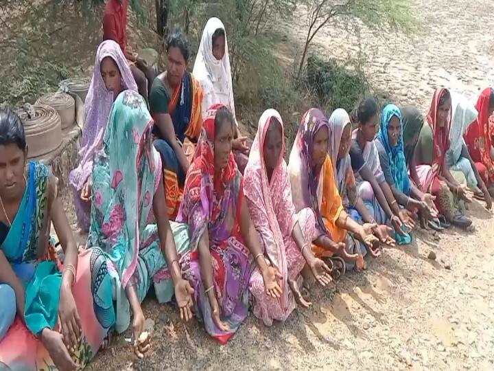 ராமநாதபுரம்: சாலைக்காக தலையில் முக்காடு போட்டு போராட்டத்தில் குதித்த மக்கள் - அதிகாரிகள் செவி சாய்ப்பார்களா..? ramanathapuram: Women and men of ramanathapuram protested to reconstruct damaged roads ராமநாதபுரம்: சாலைக்காக தலையில் முக்காடு போட்டு போராட்டத்தில் குதித்த மக்கள் - அதிகாரிகள் செவி சாய்ப்பார்களா..?