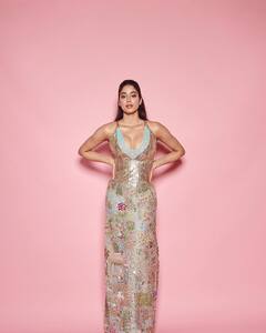 Janhvi Kapoor Pics: मैटेलिक शिमरी गाउन में जाह्नवी कपूर की तस्वीरों को देख उड़े फैंस के होश, किलर स्माइल भी है लाजवाब