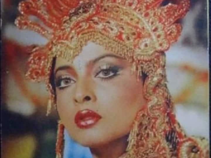 रेखा: बॉलीवुड की सदाबहार एक्ट्रेस रेखा ने 'शेषनाग' नागिन का किरदार निभाया था. फिल्म में दो इच्छाधारी सांप की कहानी दिखाई गई थी. इसमें जितेंद्र भी एक सांप के रोल में नजर आए थे. लोगों को रेखा का नागिन का किरदार बेहद पसंद आया था.