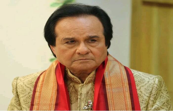 મનહર ઉધાસે હિન્દી, ગુજરાતી સહિતની ભાષાઓમાં કુલ 300થી વધુ ફિલ્મોના ગીતોમાં પોતાનો અવાજ આપ્યો છે. મનહર ઉધાસને ગઝલ સમ્રાટ તરીકે ઓળખવામાં આવે છે.