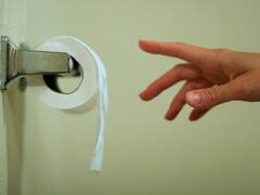 टॉयलेट क्लीन करते समय ज्यादातर लोग करते हैं ये गलती, भूल जाते हैं इस जरूरी हिस्से की सफाई