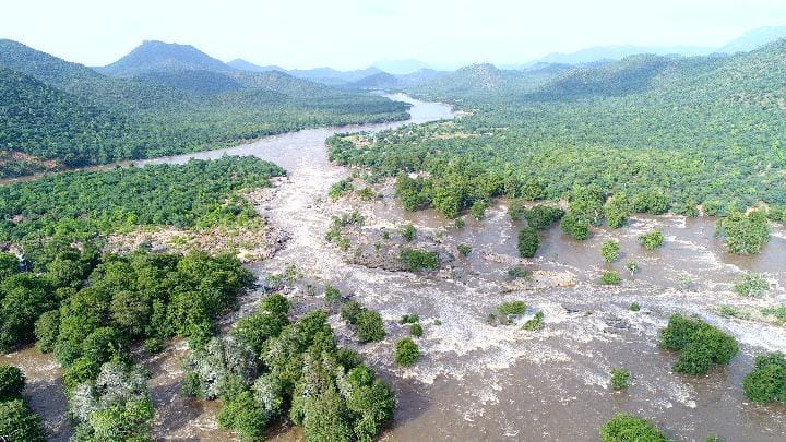 ஒகேனக்கல் காவிரி ஆற்றில் நீர்வரத்து அதிகரிப்பு - கரையோர மக்களுக்கு வெள்ள அபாய எச்சரிக்கை