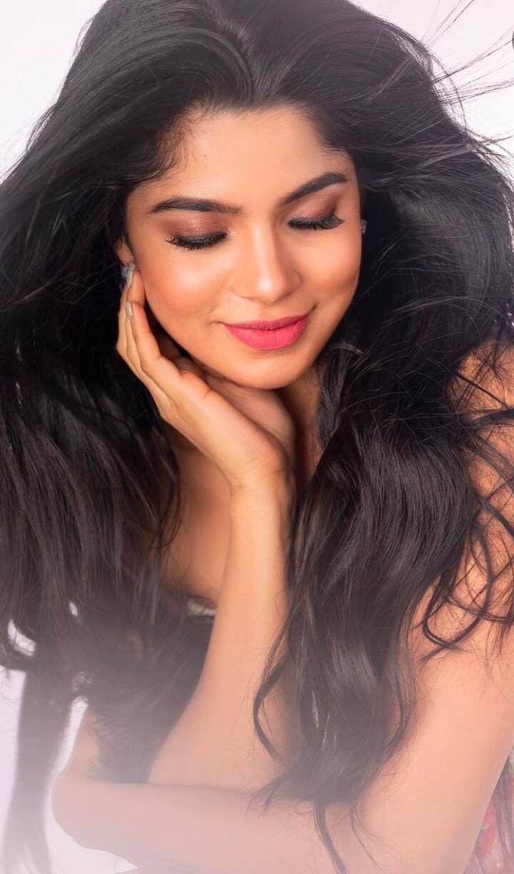 மின்னலை பிடித்து மின்னலை பிடித்து மேகத்தை துடைத்து பெண்ணென்று படைத்து வீதியில் விட்டு விட்டான்.....!