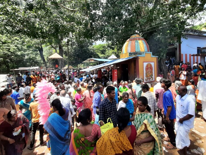 தேனி: ஆடிப்பெருக்கையொட்டி சுருளி அருவியில் குவிந்த  பக்தர்கள்; குளிக்க தடை விதித்ததால் ஏமாற்றம்