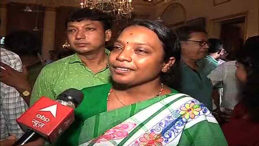 Birbaha Hansda: মানুষের দরজায় দরজায় গিয়ে কাজ করতে চাই: বীরবাহা হাঁসদা WB Cabinet Reshuffle Birbaha Hansda takes oath at Raj Bhavan Birbaha Hansda: মানুষের দরজায় দরজায় গিয়ে কাজ করতে চাই: বীরবাহা হাঁসদা