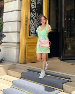 बैकलेस शॉर्ट ड्रेस में Anushka Sen लगीं ग्लैमरस, स्टनिंग लुक से लूट ली महफिल